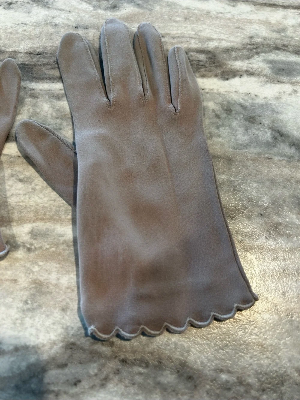 Classic Scalloped Edge Gloves in Taupe Vintage 1950’s